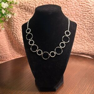 Silver tone hammered circles necklace